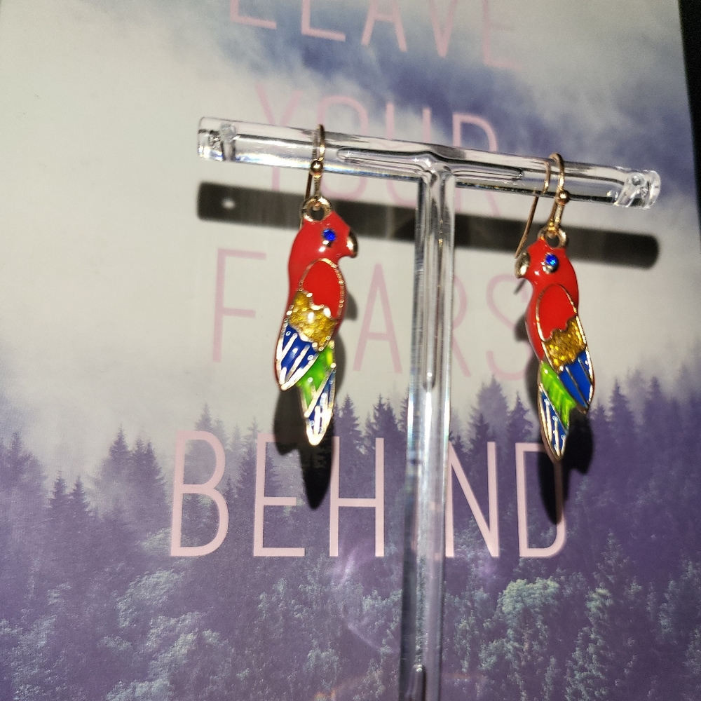 Ohh so cute parrot 🦜 earrings 😍